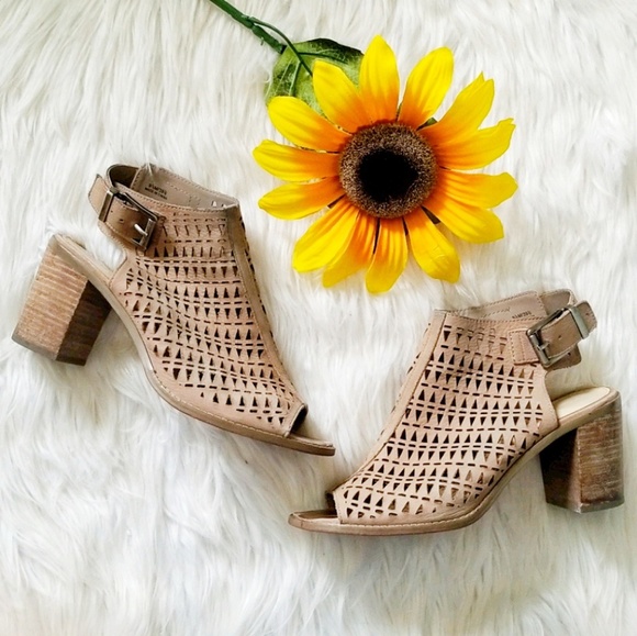 Vince Camuto Shoes - Vince Camuto Tan/Cream Peep Toe Buckle Heels